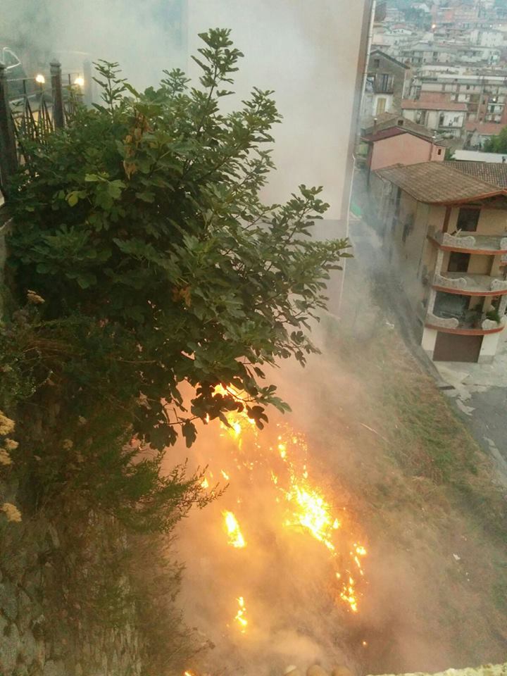 Incendio in corso nel centro abitato di Petilia
  