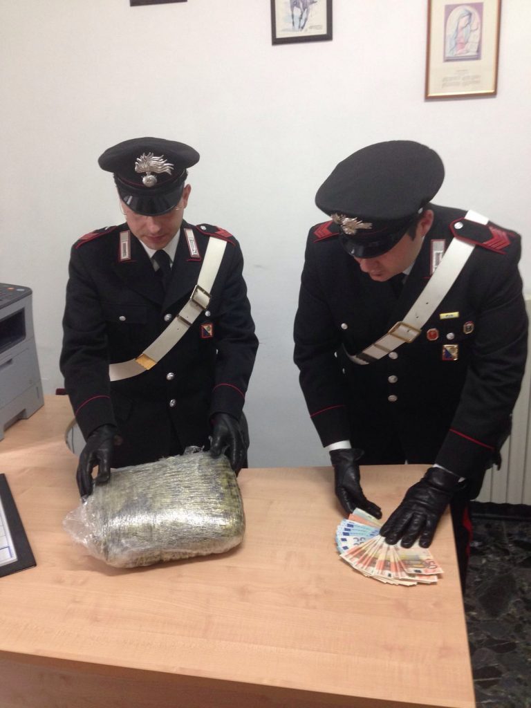 Casabona, droga sotto la ruota di scorta: un arresto da parte dei Carabinieri.
