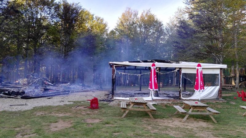 “Orme nel parco”, distrutta da un incendio l’area ristoro