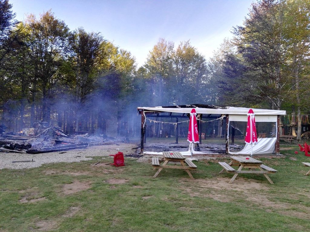 “Orme nel parco”, distrutta da un incendio l’area ristoro