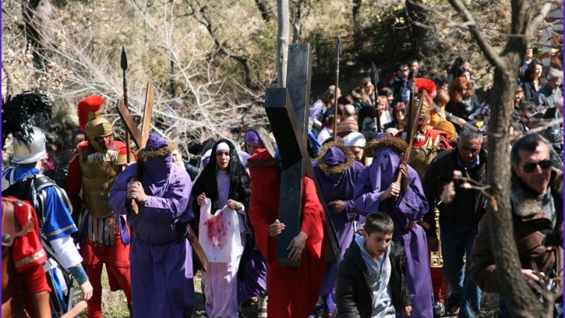 Le strade cadono a pezzi, ma la fede è tanta: gli emigrati sono tornati per il Calvario