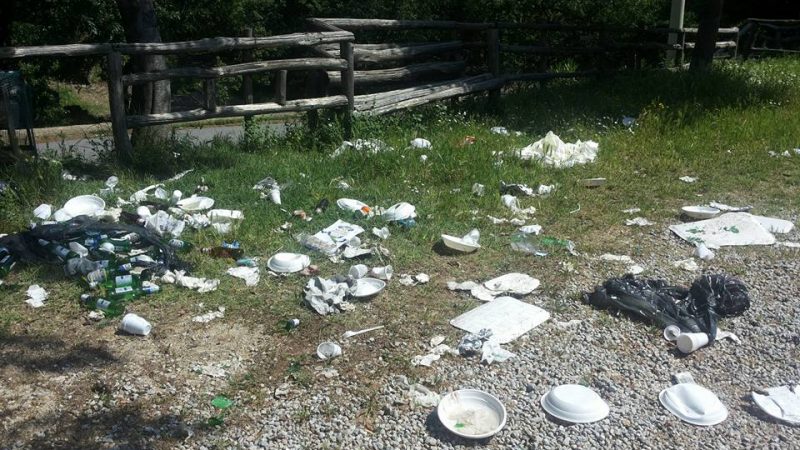 Piazzale della Santa Spina invaso dalla spazzatura