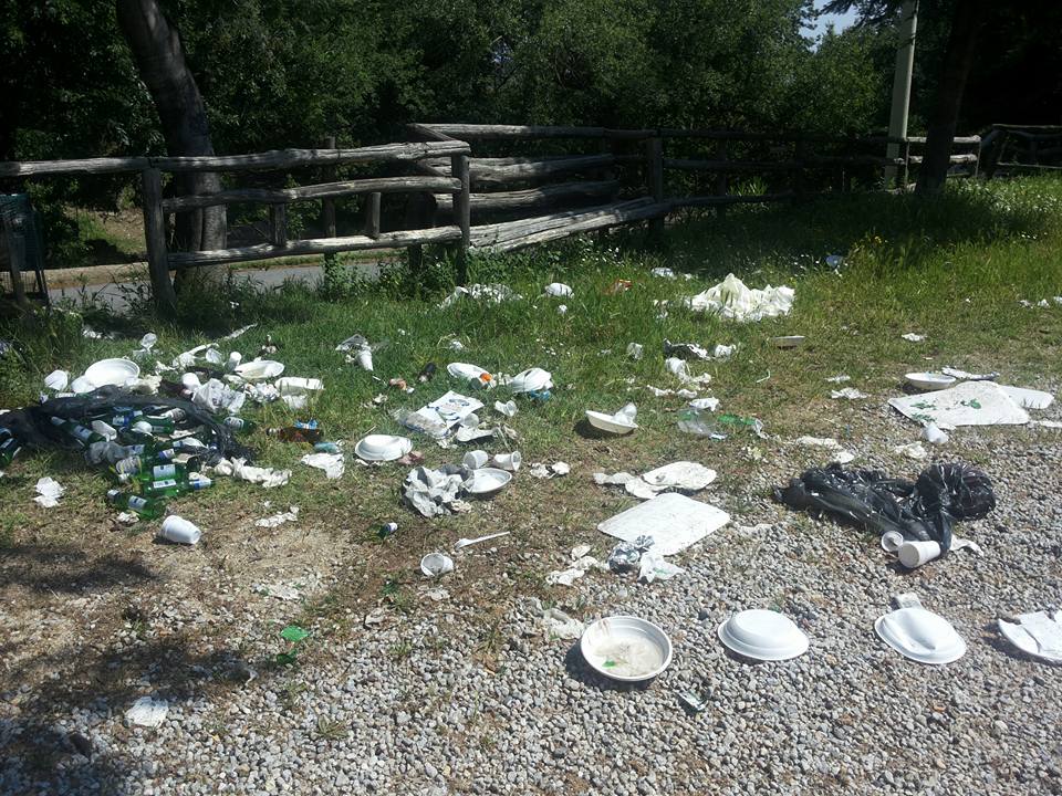 Piazzale della Santa Spina invaso dalla spazzatura
  