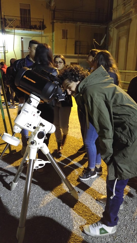 La notte della Luna: nel cortile del Satriani occhi all’insù