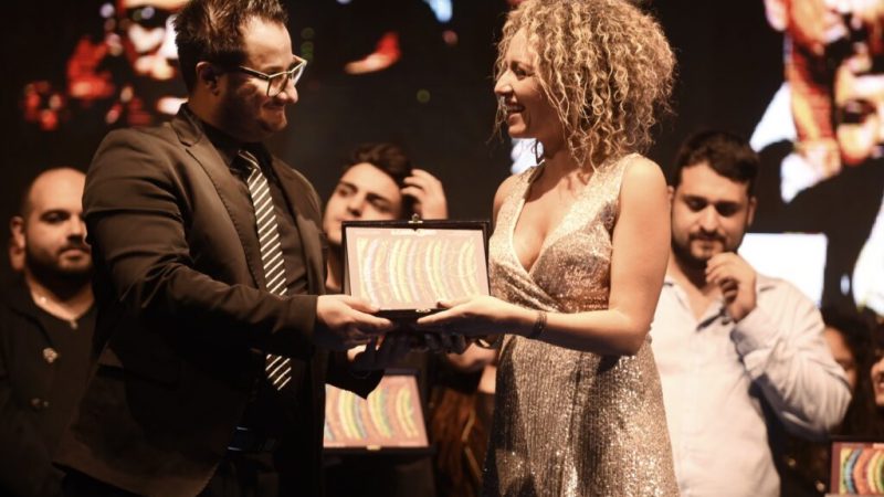 Victoria la cantante di Cotronei vince il premio Radio Italia Anni 60