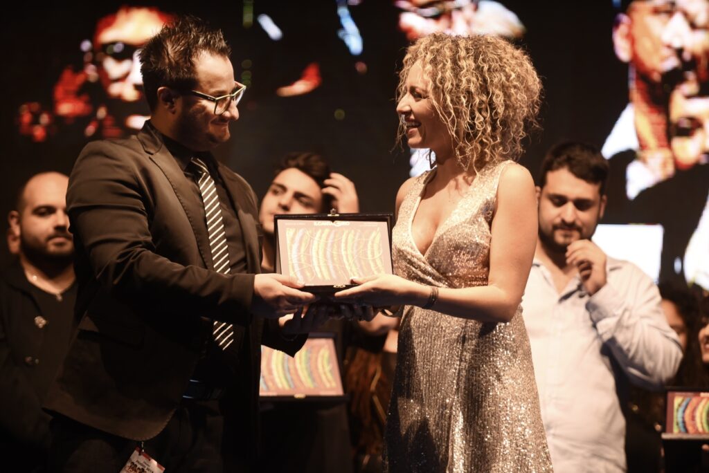 Victoria la cantante di Cotronei vince il premio Radio Italia Anni 60
  