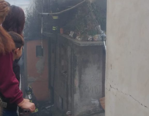 Incendio in un vicolo vicino Corso Roma, tanto fumo e puzza di plastica