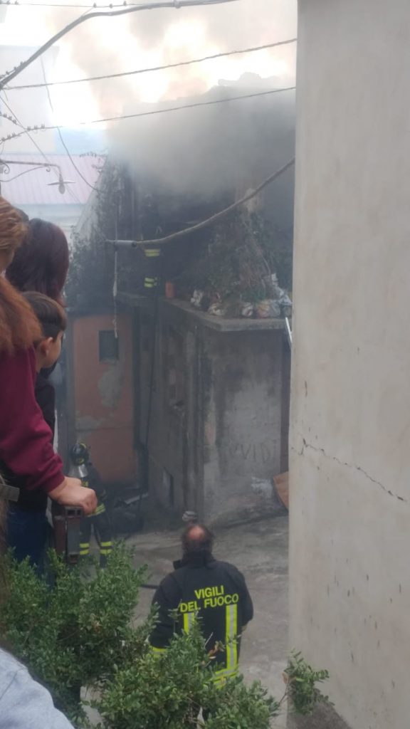 Incendio in un vicolo vicino Corso Roma, tanto fumo e puzza di plastica
  