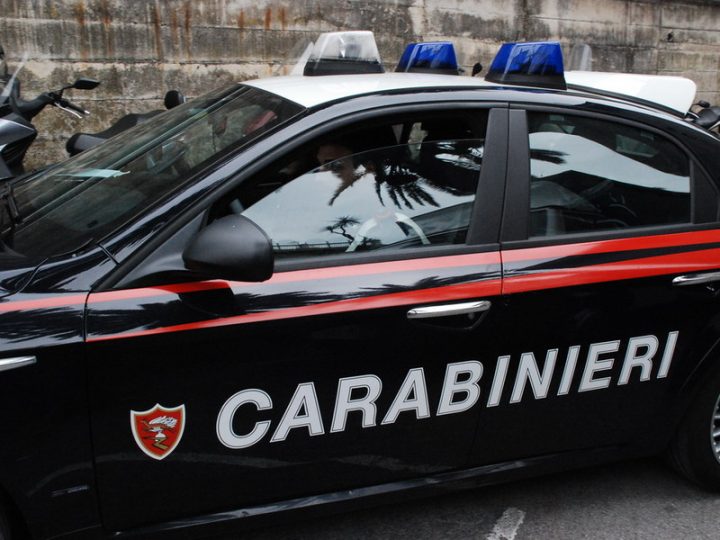 Sorprende ladro in casa e chiama i Carabinieri