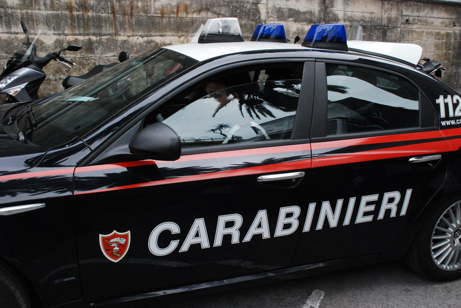 Prende la moglie a bastonate, arrestato dai Carabinieri
  