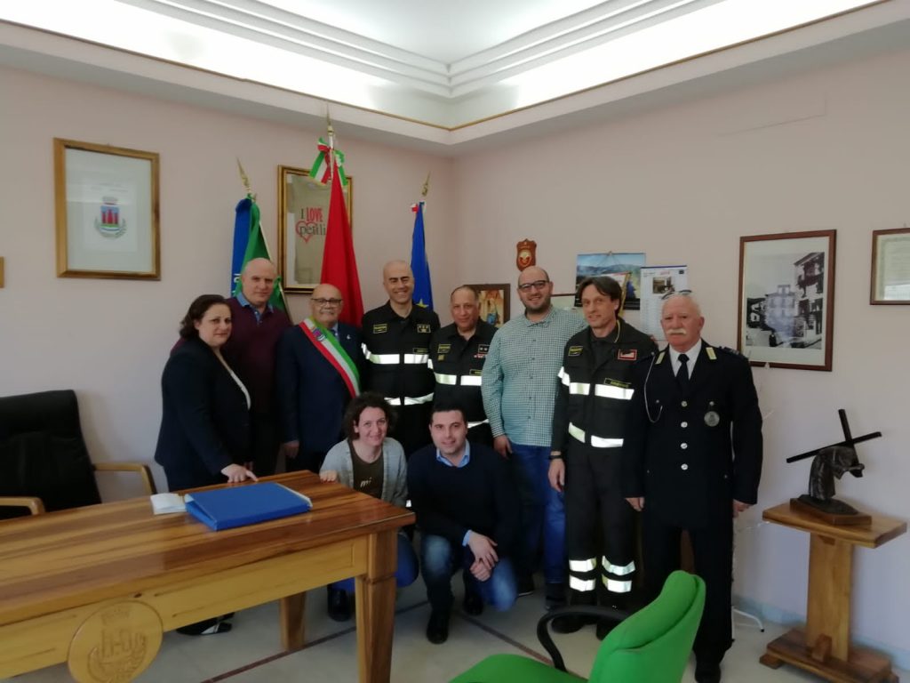 Consegnato encomio ai Vigili del Fuoco dal Comune petilino