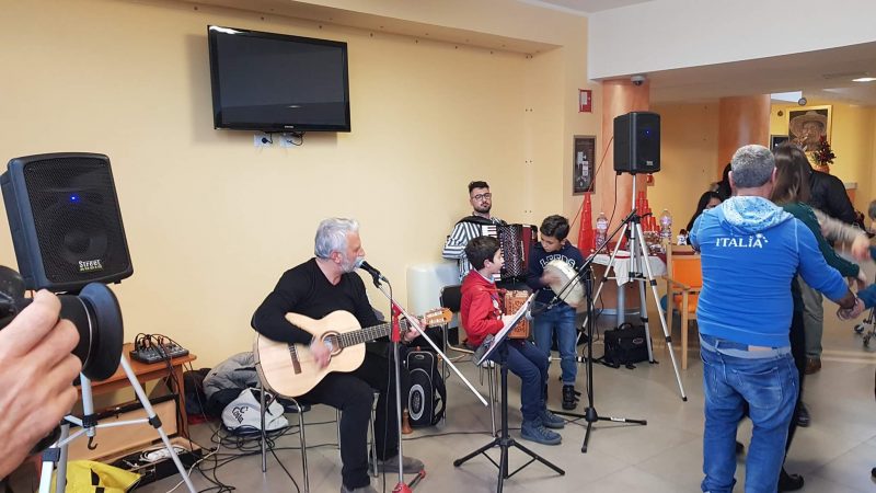 Gli Hantura regalano un momento musicale agli anziani di Villa San Francesco