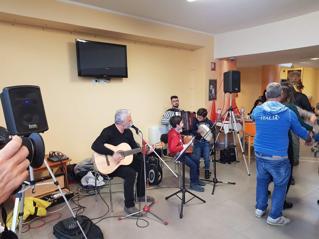 Gli Hantura regalano un momento musicale agli anziani di Villa San Francesco