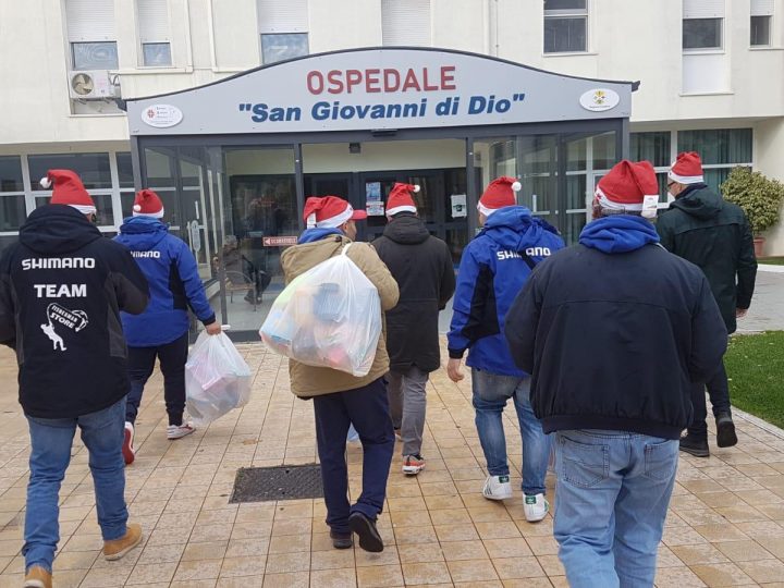 ASD Team Fishermanstore dona giocattoli al reparto di Pediatria