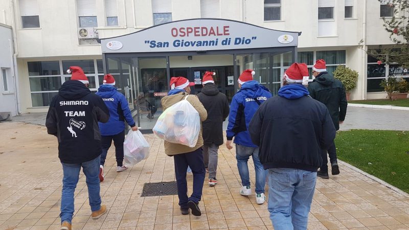 ASD Team Fishermanstore dona giocattoli al reparto di Pediatria