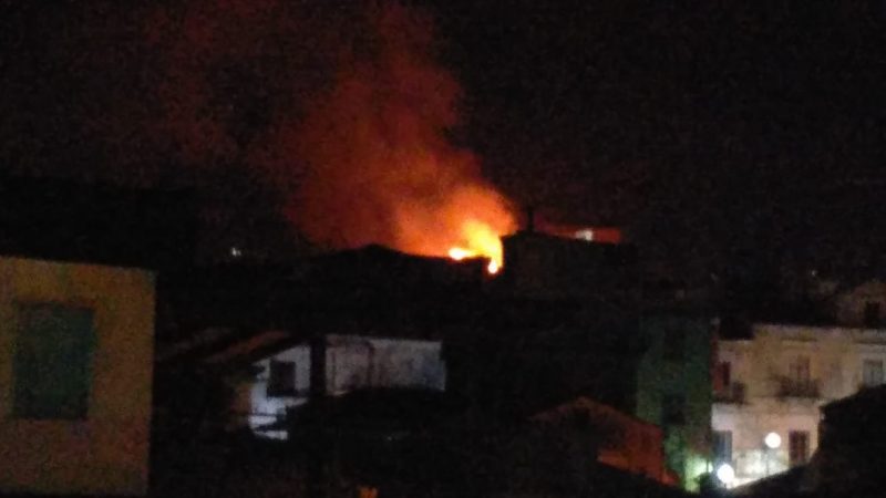 Incendio nel centro storico