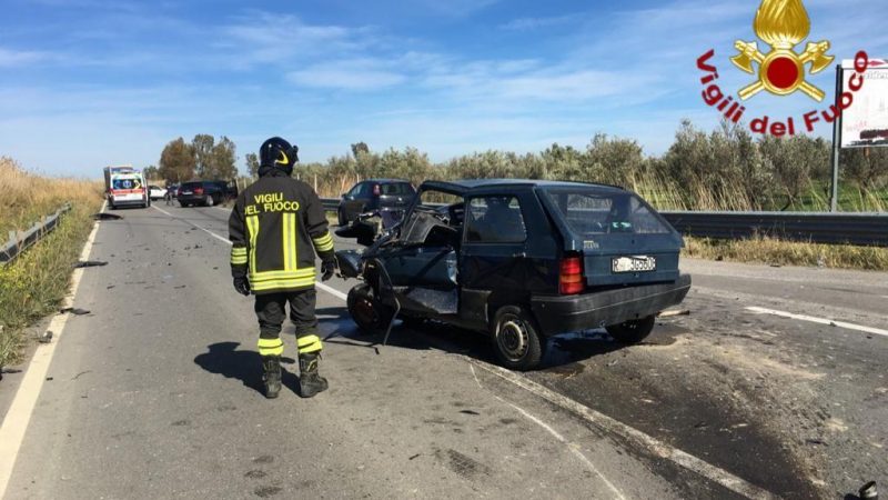 Incidente sulla 106, intervento dei Vigili del Fuoco