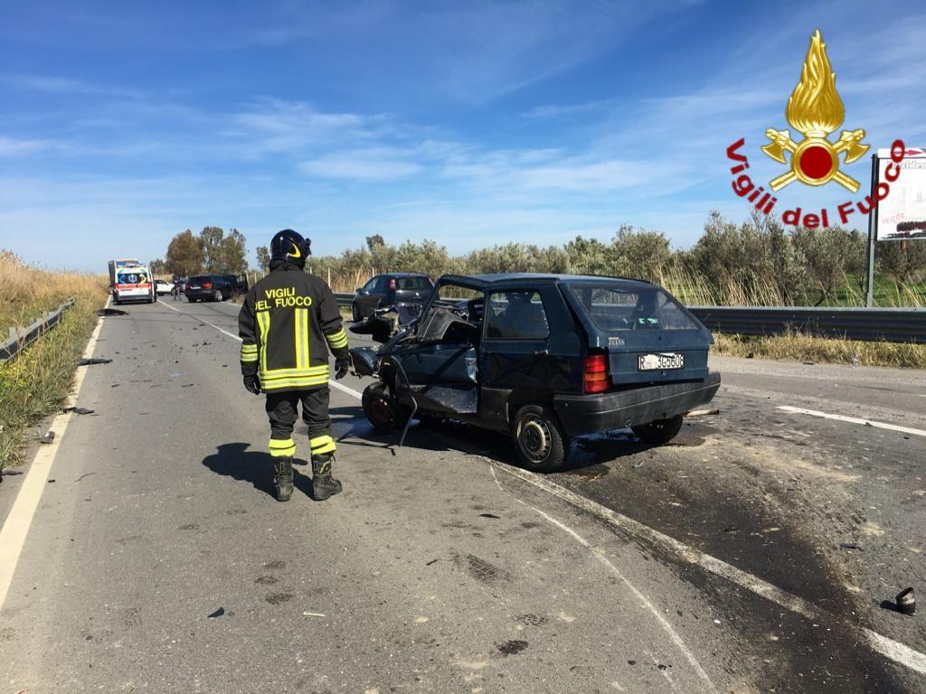 Incidente sulla 106, intervento dei Vigili del Fuoco
  