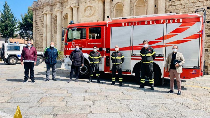 Vigili del Fuoco a Cotronei per emergenza Coronavirus: Un momento di sensibilizzazione