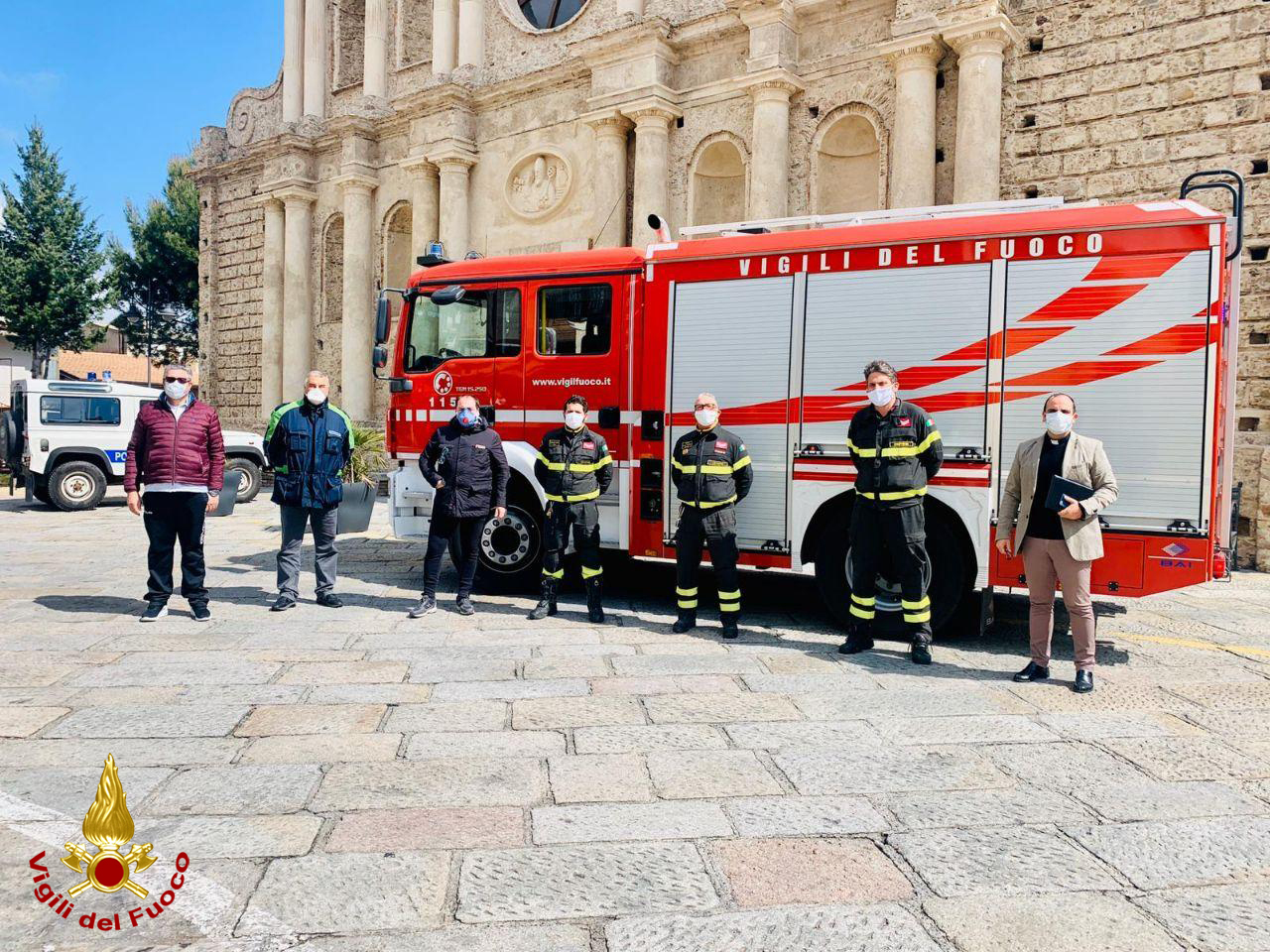 Vigili del Fuoco a Cotronei per emergenza Coronavirus: Un momento di sensibilizzazione
  