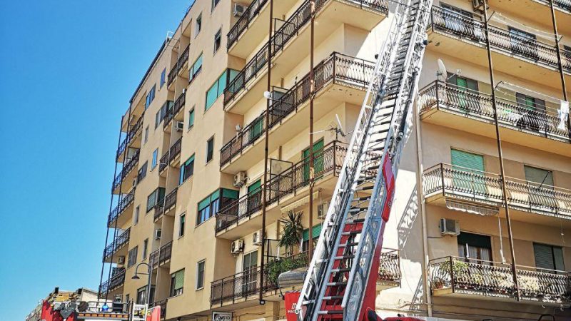 Incendio in una tettoia a Crotone, intervengono i Vigili del Fuoco
