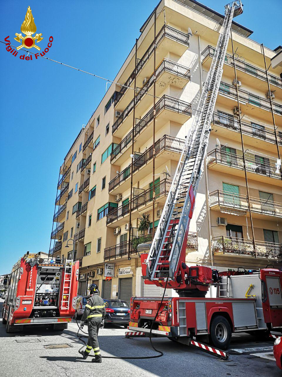 Incendio in una tettoia a Crotone, intervengono i Vigili del Fuoco