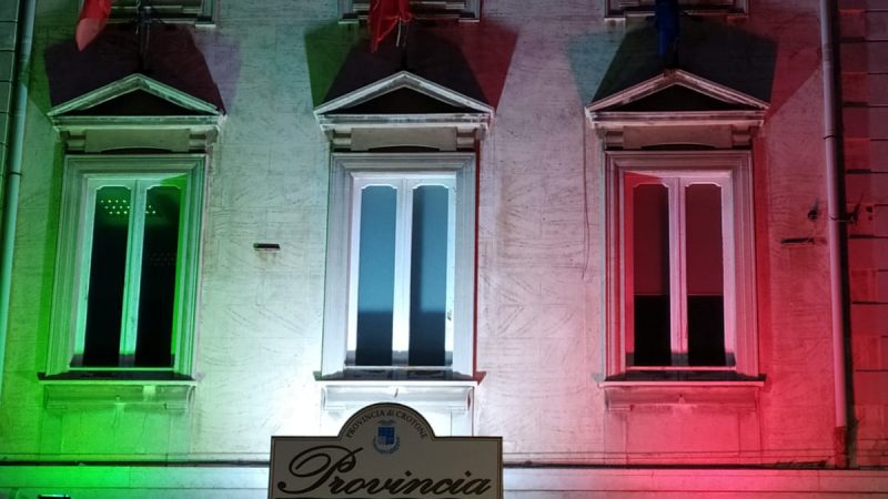 Palazzo della Provincia illuminato dal Tricolore