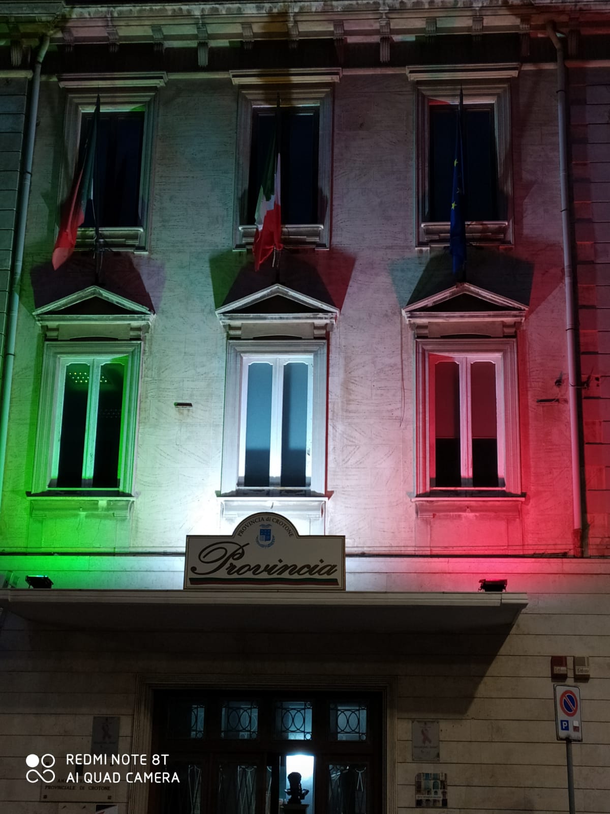 Palazzo della Provincia illuminato dal Tricolore
