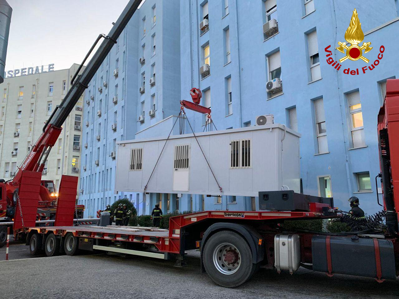 Consegna container all’Ospedale di Crotone, intervengono i Vigili