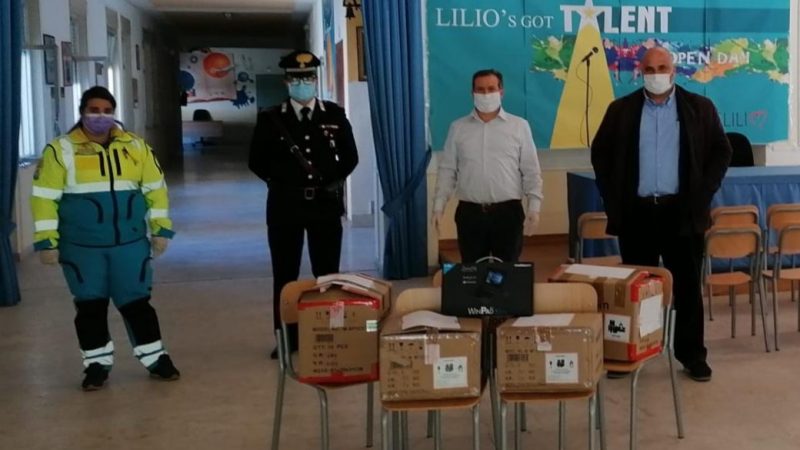 I Carabinieri di Cirò consegnano i tablet agli studenti che così potranno studiare da casa