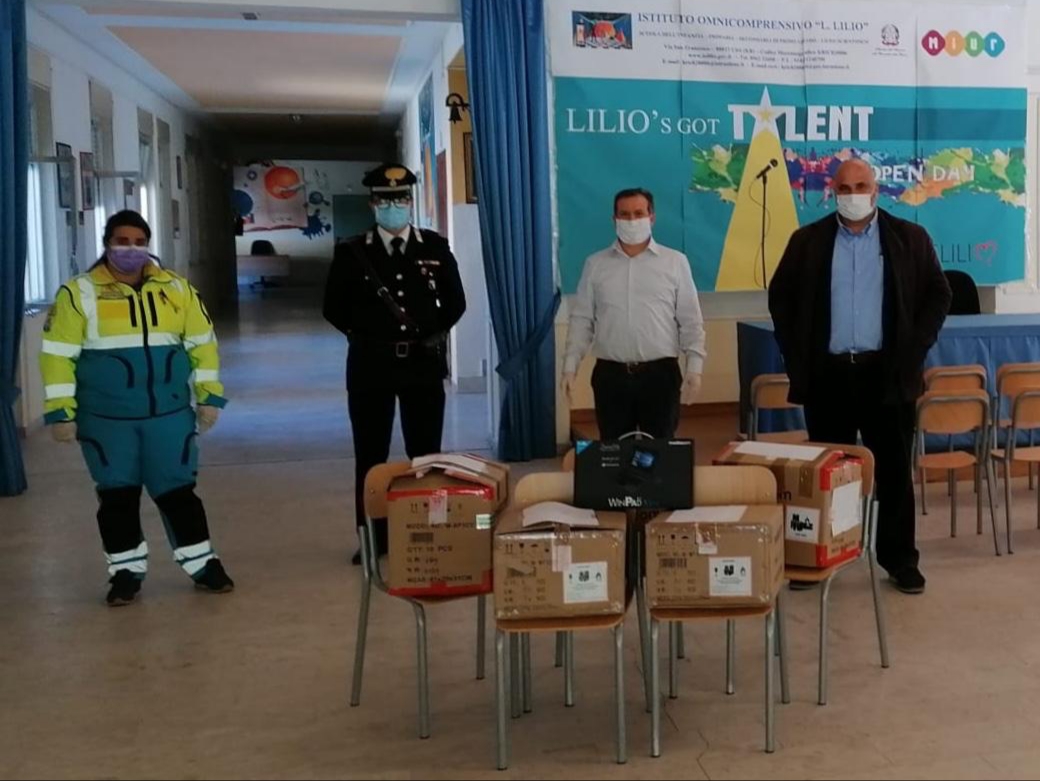 I Carabinieri di Cirò consegnano i tablet agli studenti che così potranno studiare da casa
  