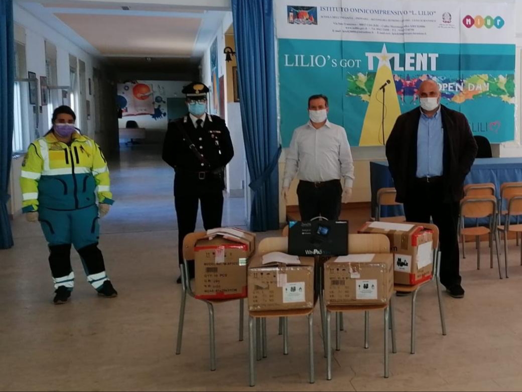 I Carabinieri di Cirò consegnano i tablet agli studenti che così potranno studiare da casa