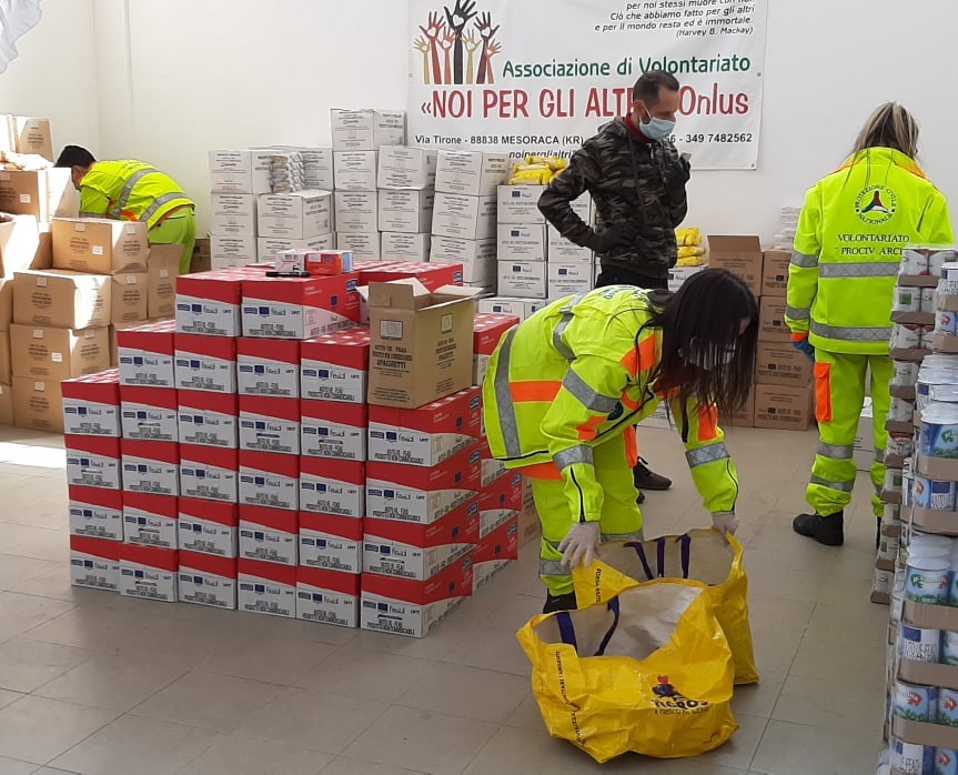 L’associazione Noi per gli altri racconta della distribuzione dei pacchi alimentari