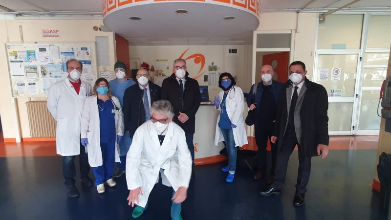 Covid19: Imprenditori petilini donano all’ospedale di Crotone ecografo doppler