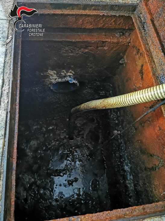 Sequestrate due cisterne a Casabona: Smaltimento reflui irregolare
  