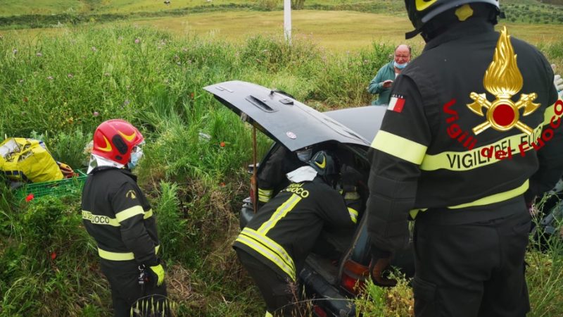 Incidente stradale a San Leonardo di Cutro, intervento complicato per i Vigili