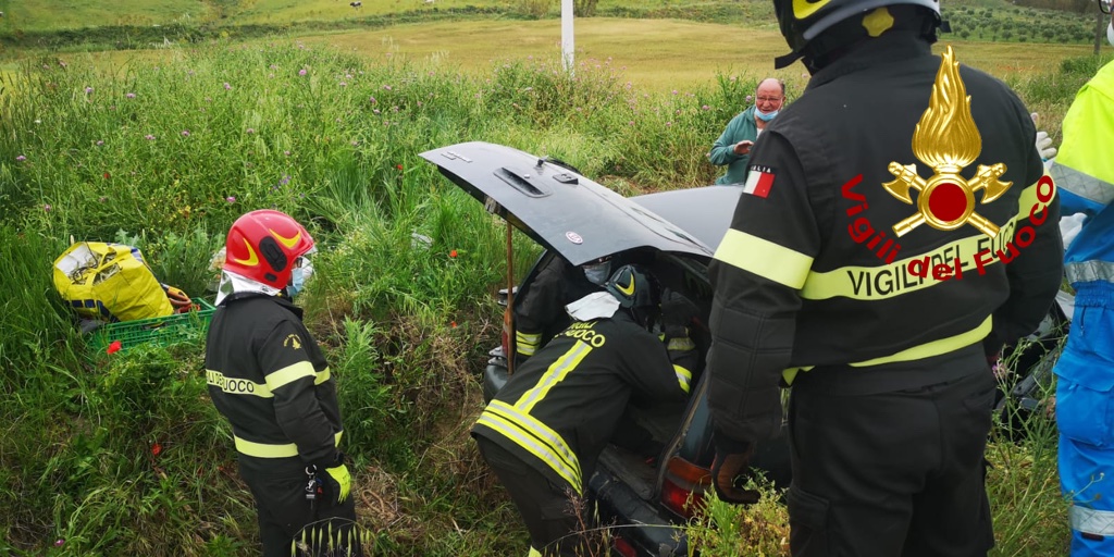Incidente stradale a San Leonardo di Cutro, intervento complicato per i Vigili