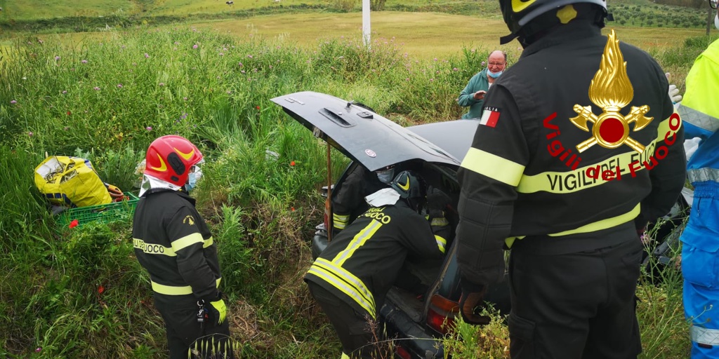 Incidente stradale a San Leonardo di Cutro, intervento complicato per i Vigili
  