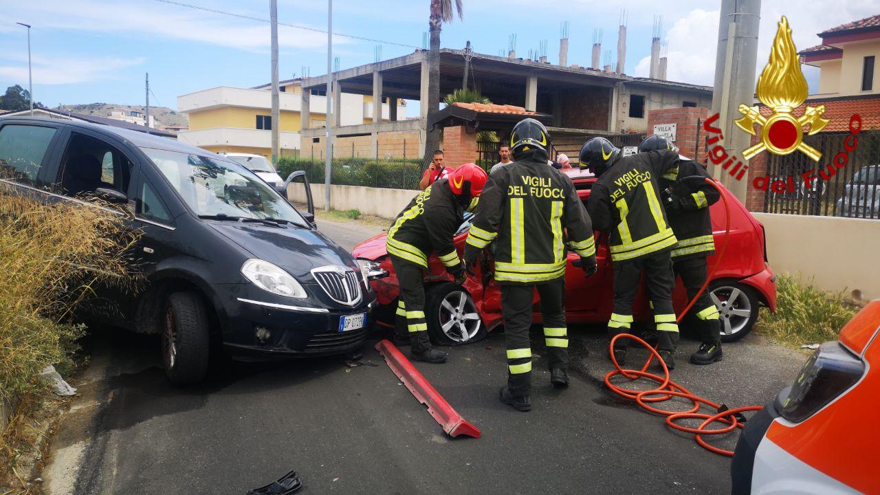 Incidente stradale a Crotone, intervento dei Vigili del fuoco
  