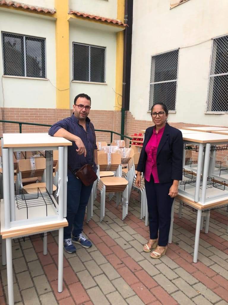 Banchi e sedie nuove a Roccabernarda per una scuola anticovid