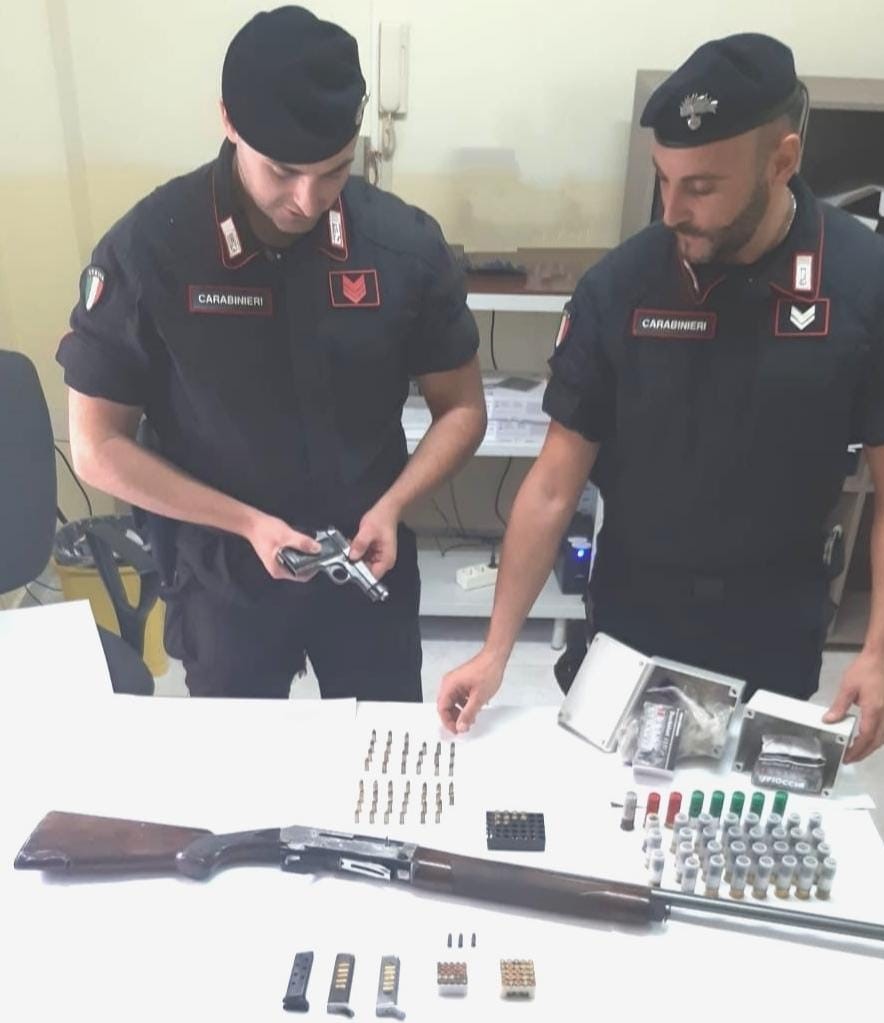 Arresto a Scandale per detenzione illegale di armi e munizioni
  