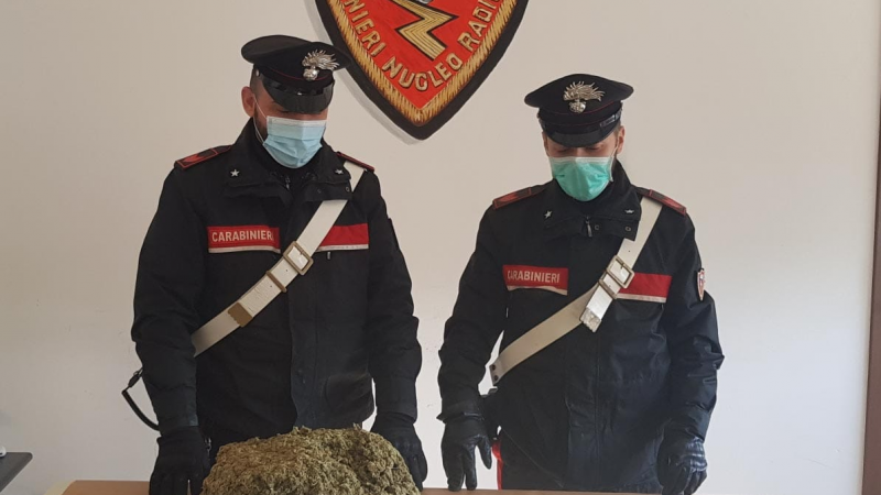 Trovato con 5 kg di marijuana sulla 106