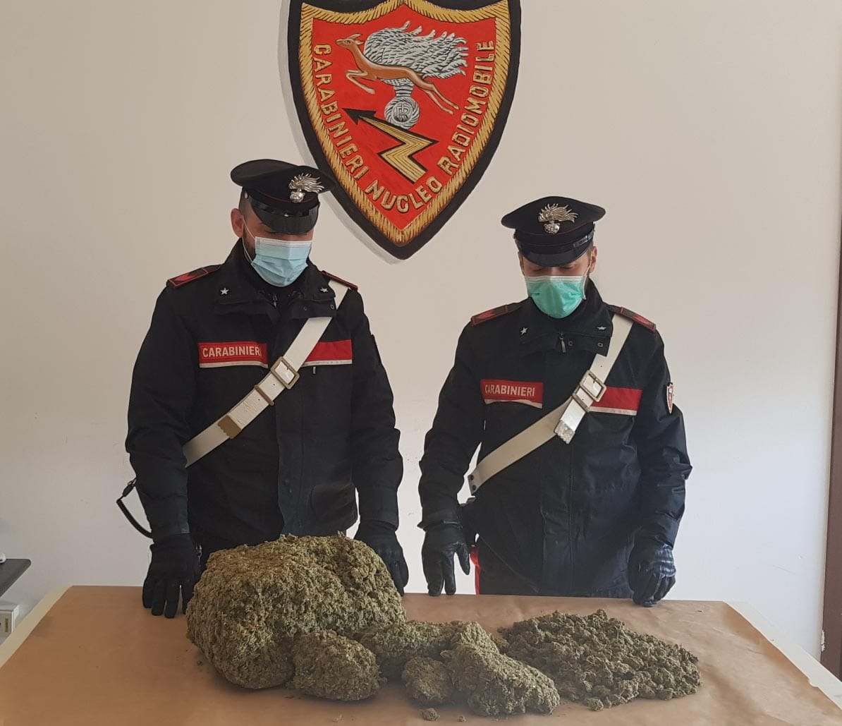 Trovato con 5 kg di marijuana sulla 106