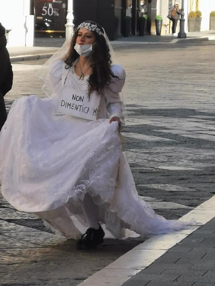 In bianco per la città di Crotone: la protesta di un’artista di strada