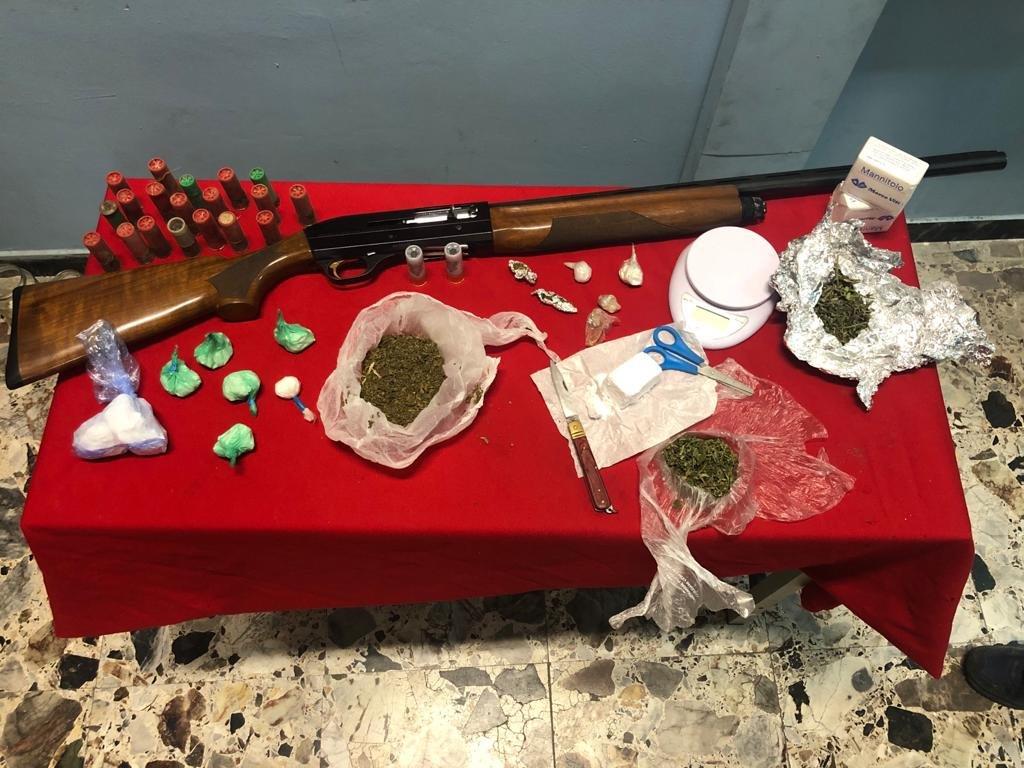 Arresti a Petilia Policastro: Spaccio di sostanza stupefacente e detenzione illegale di armi
  