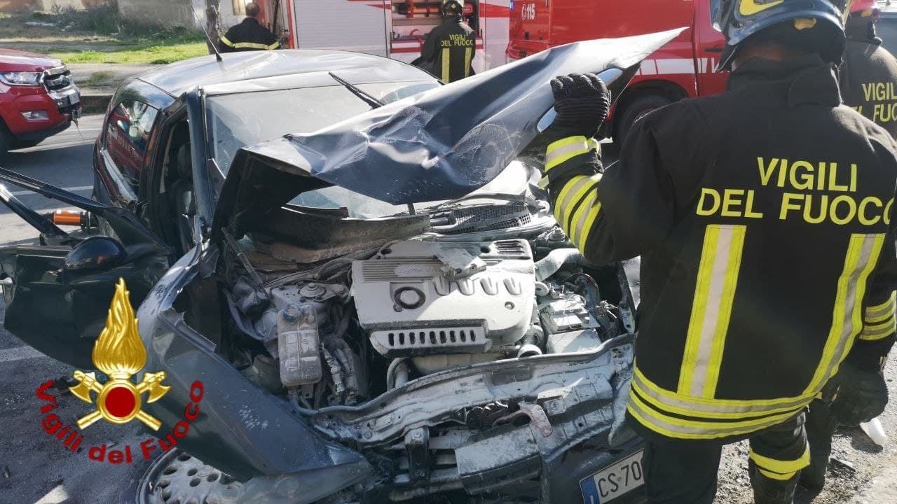 Incidente stradale a Cutro, intervento dei vigili
  