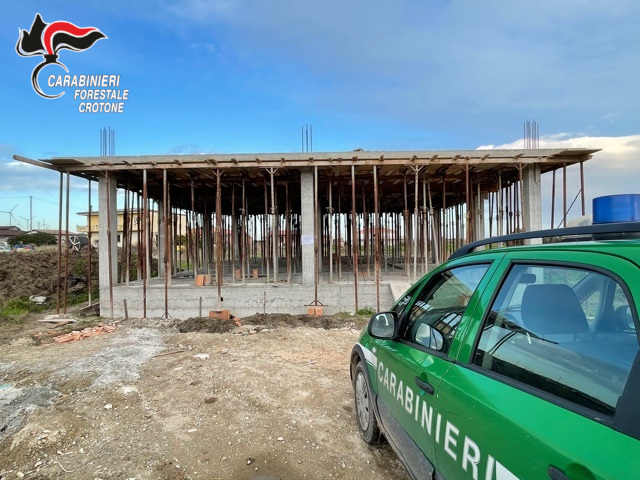 Costruzione abusiva a Isola: Intervento dei CC Forestali