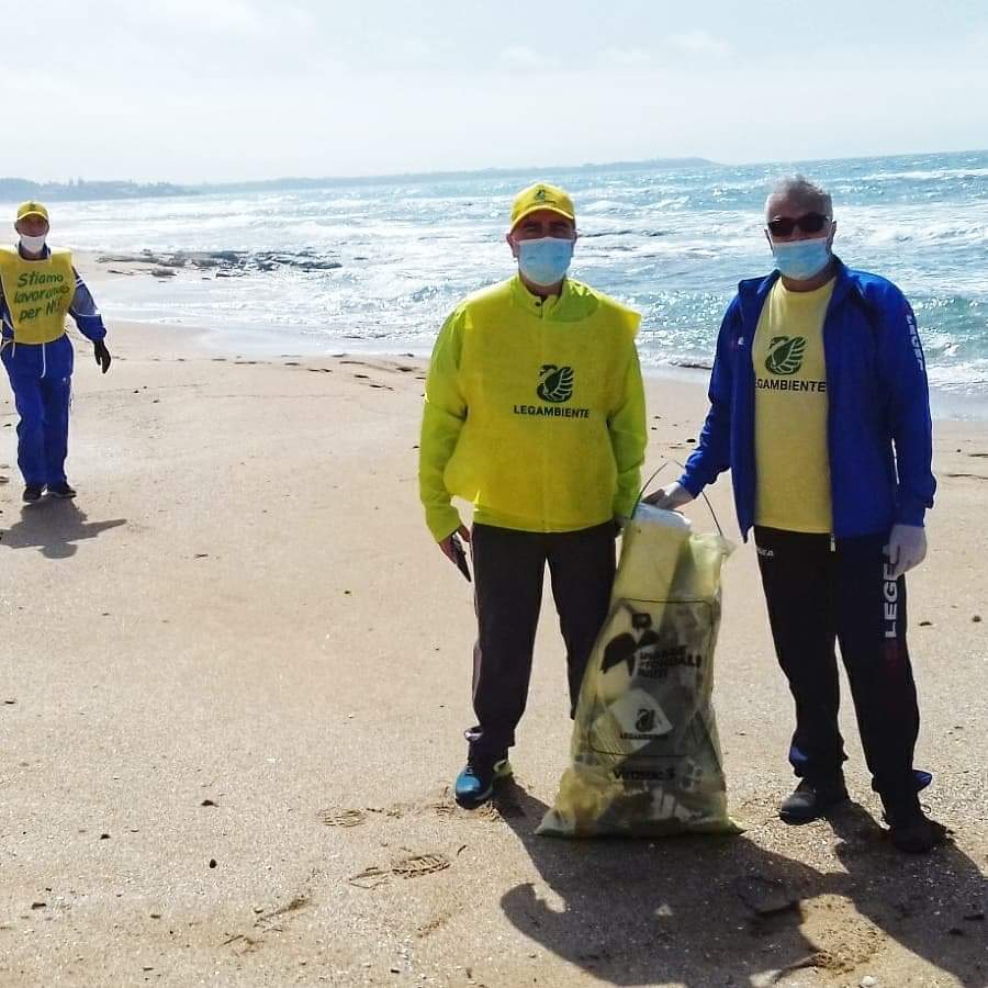 Legambiente Valle Tacina sulla spiaggia dei Gigli per azione di pulizia