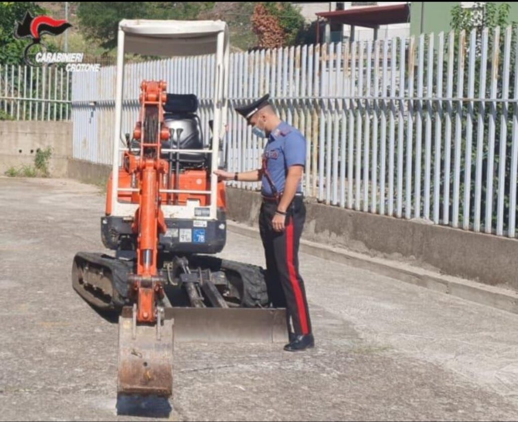 Riciclaggio e detenzione illegale di munizioni: Denuncia dei Carabinieri
  