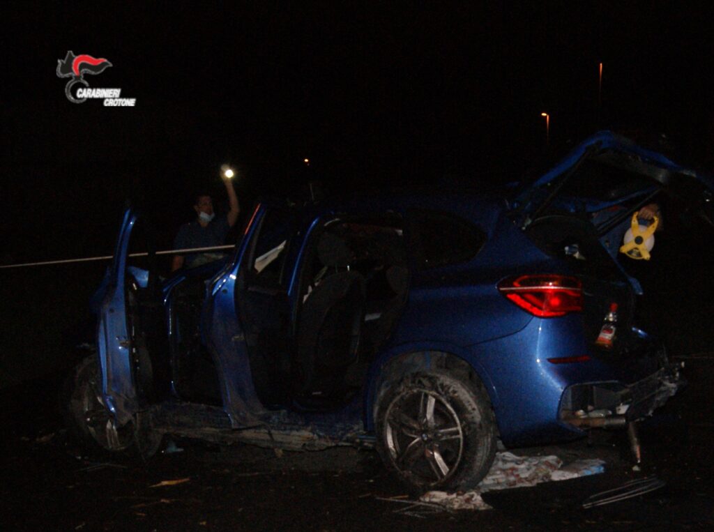 Grave incidente stradale a Isola: Morti due ragazzi e un terzo grave
  